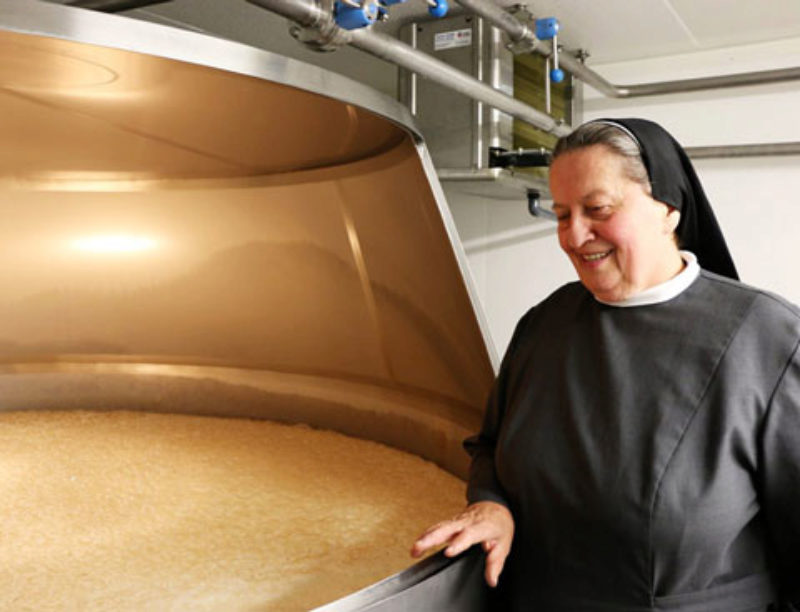 Schwester Doris am Sudkessel der Klosterbrauerei ...