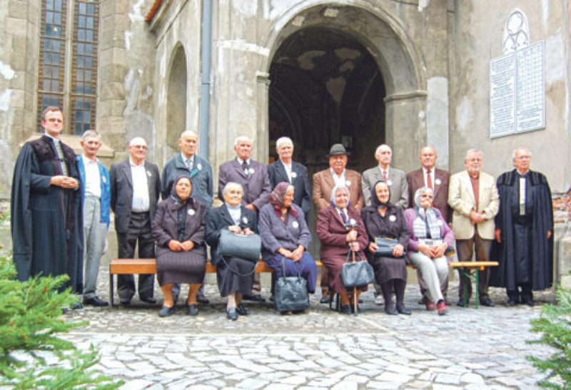 Gruppenbild der ehemals Evakuierten und ...