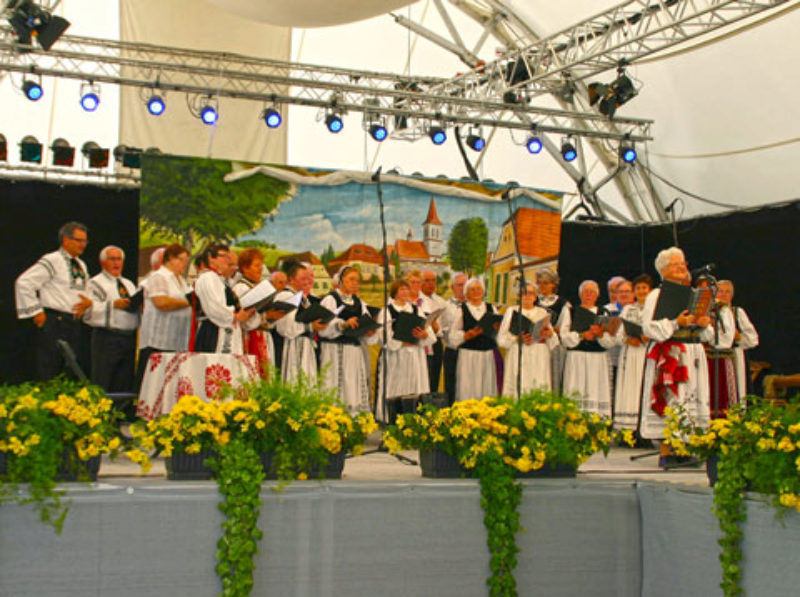 Siebenbrgischer Chor bei der Landesgartenschau. ...
