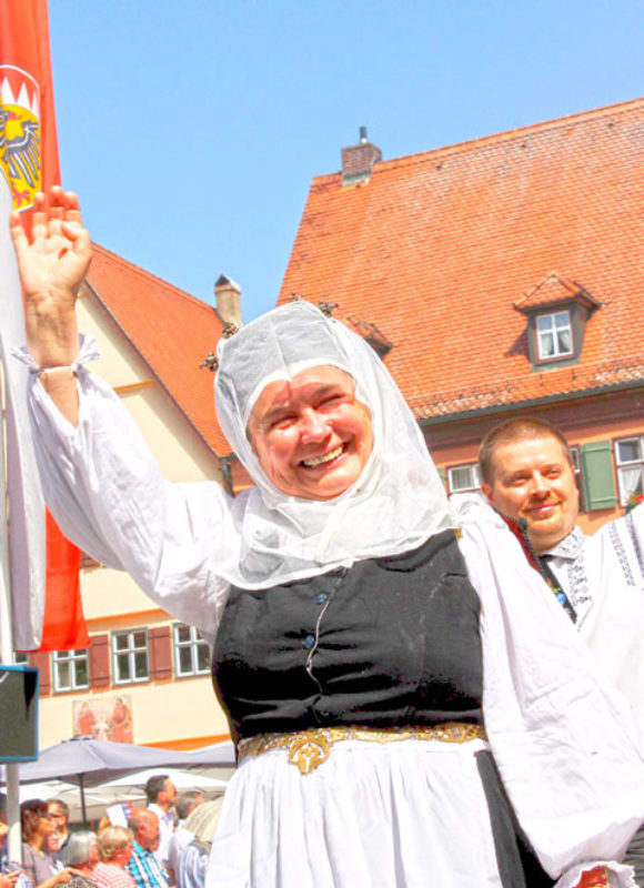 Trachtentrgerin aus Deutsch-Kreuz. Foto: Mihaela ...