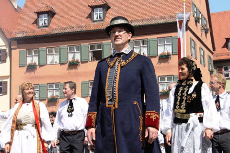 Trachtentrger aus Tartlau im Burzenland. Foto: ...