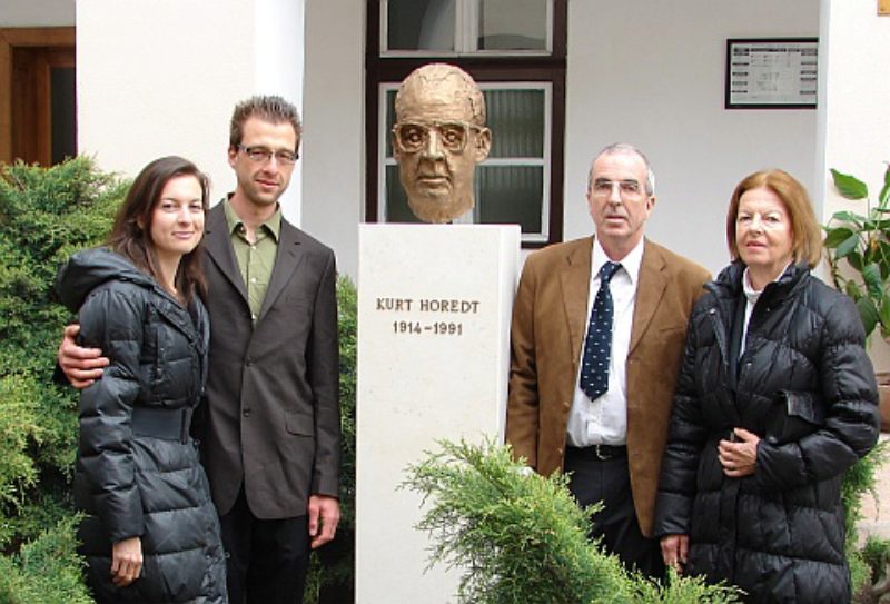 Die Bste Kurt Horedts in Klausenburg, flankiert ...