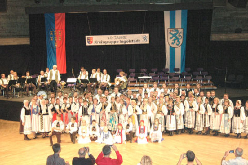 Viele Kulturgruppen gestalteten die ...