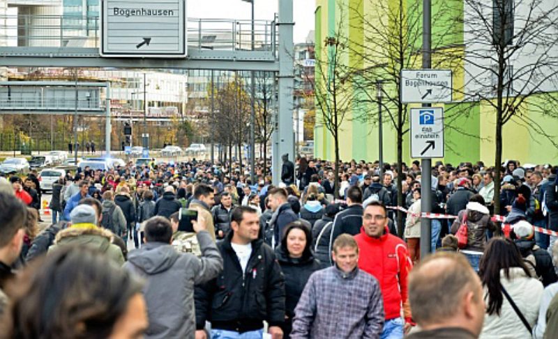 Revolutionre Stimmung vor dem Generalkonsulat in ...