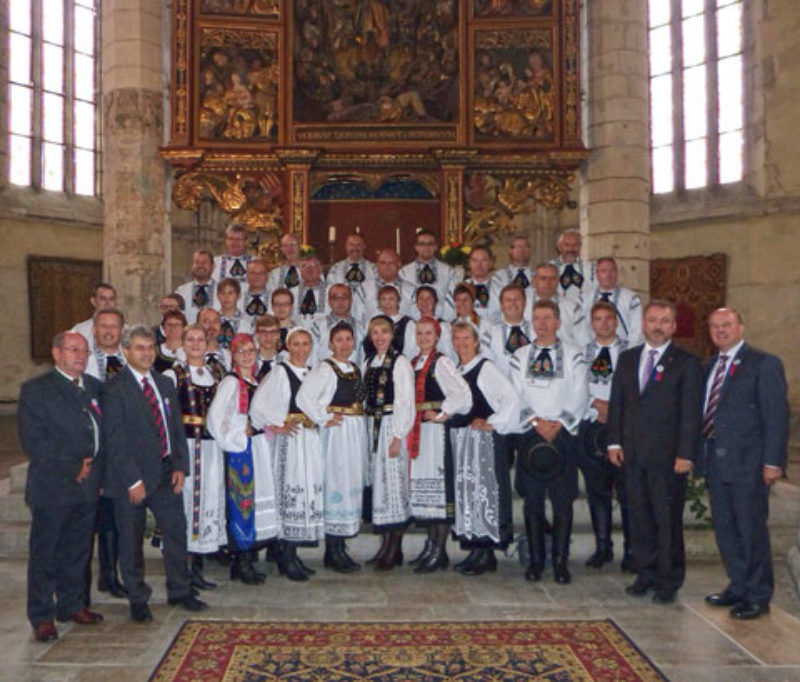 Gruppenbild vor dem Altar der Stadtpfarrkirche ...