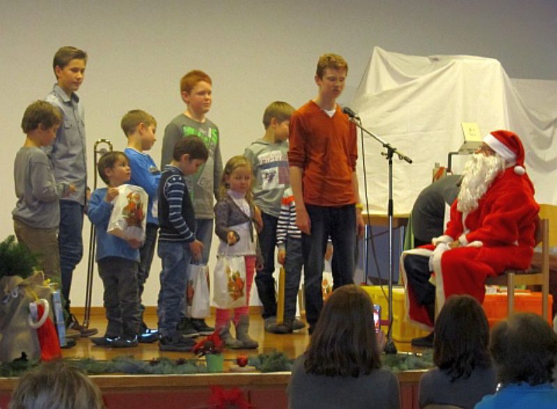 Bescherung der Kinder durch den Nikolaus. Foto: ...