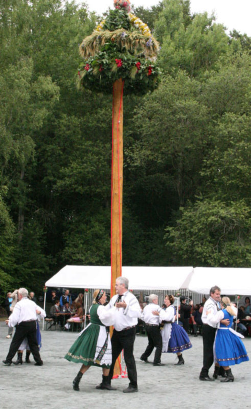 Tanzgruppe Mittelhessen beim Kronenfest in ...