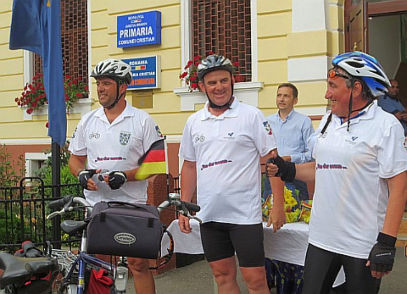 Empfang der drei Radfahrer vor dem Rathaus in ...