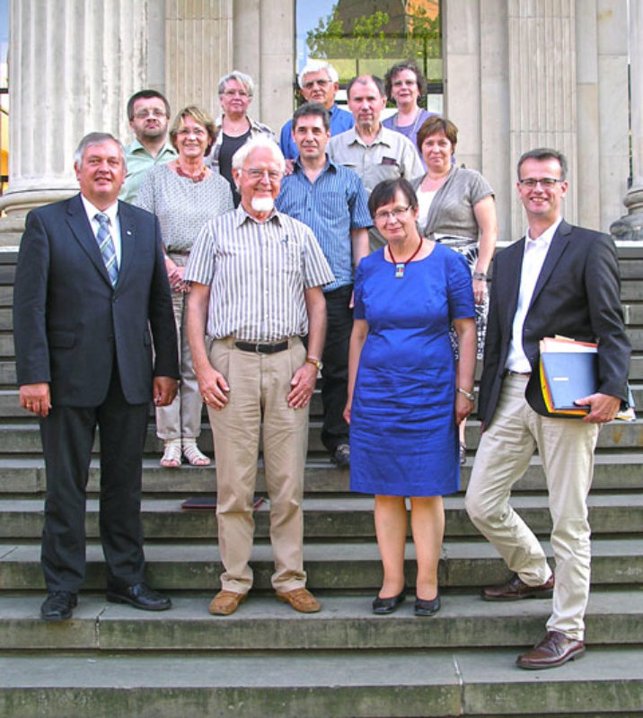 Besuchergruppe vor dem Niederschsischen Landtag, ...