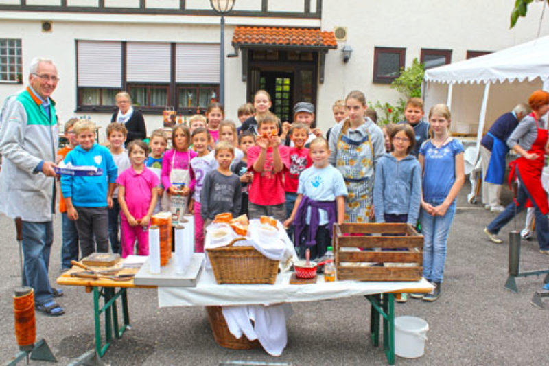 „Baumstriezelbacken“ im Hof des evangelischen ...