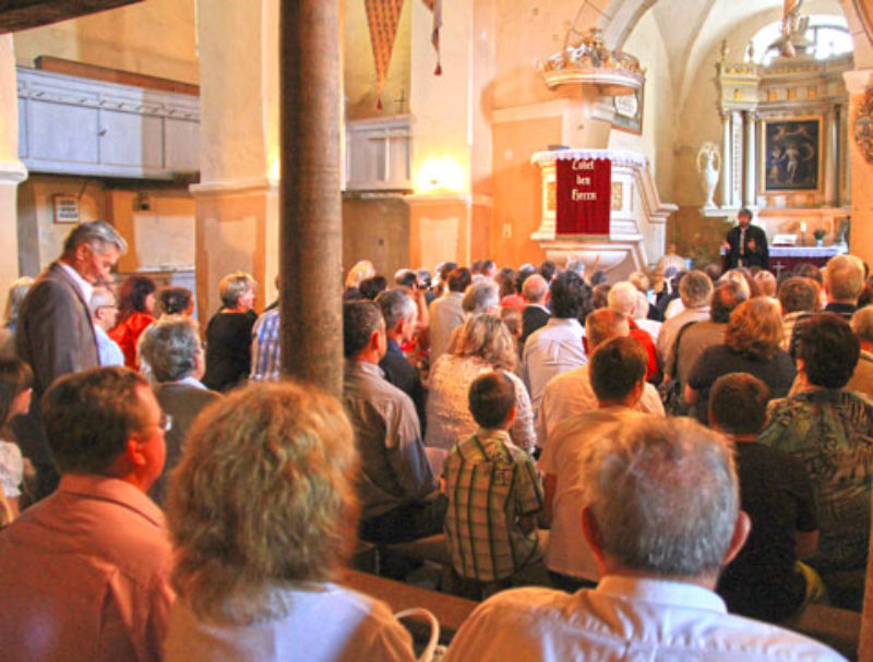 Die voll besetzte Schnberger Kirche. Foto: ...