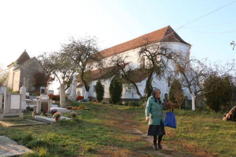 Sdostansicht der turmlosen Kirche von Halmagen. ...