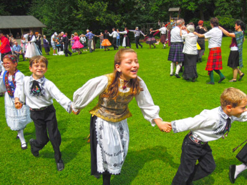 Schwungvolle Kindertanzgruppe und ...