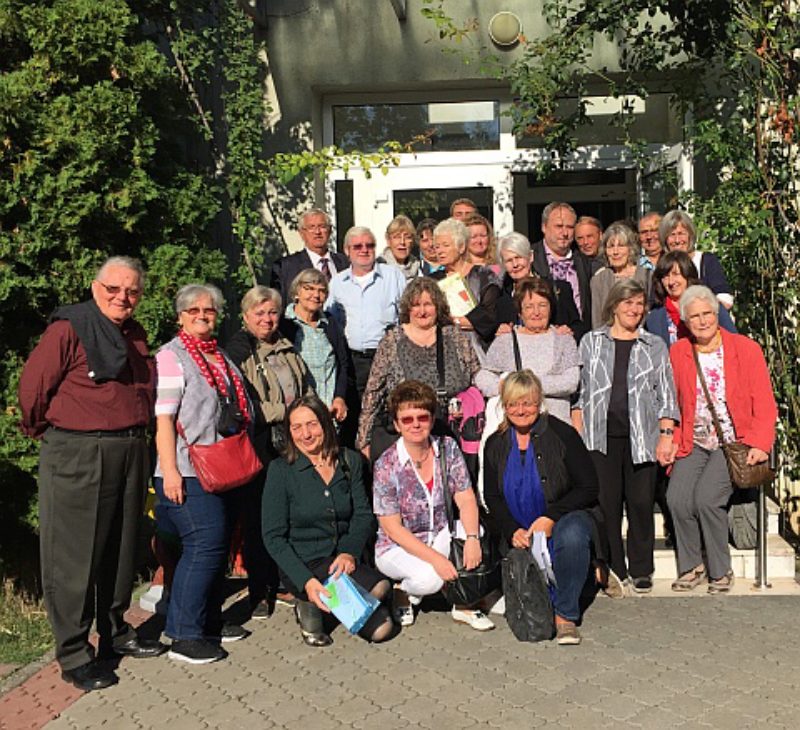 Die Teilnehmergruppe vor dem Adam-Mller ...