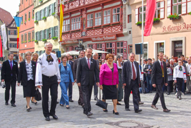 Festredner und Ehrengste auf dem Weg zur ...