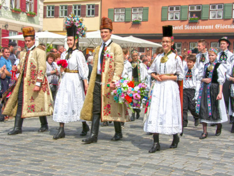 Weit ber 3000 Trachtentrger nahmen am Festumzug ...