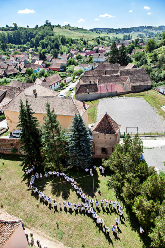 Blick vom Kirchturm auf die Trachtentrger, die ...