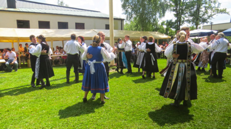 Trachtentanzpaare in Aktion beim Kronenfest in ...