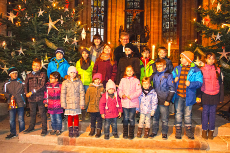 Die Kindergruppe mit Karline Folkendt und Pfarrer ...