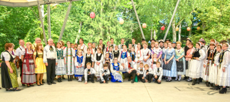 Trachtentrger beim Kronenfest in ...