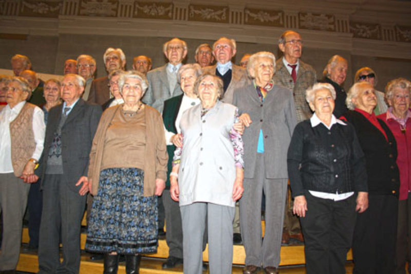 Gruppenbild auf der Bhne im Haus der Begegnung: ...