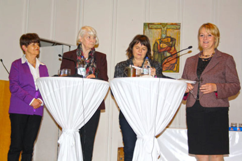 Anita Schlesak (2. von rechts) moderiert die ...