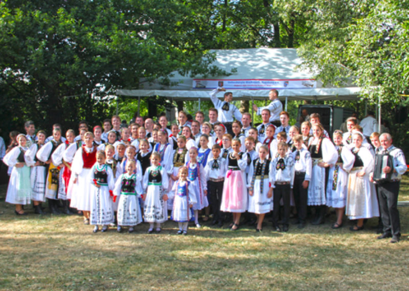 Tanzgruppenmitglieder beim Kronenfest in ...