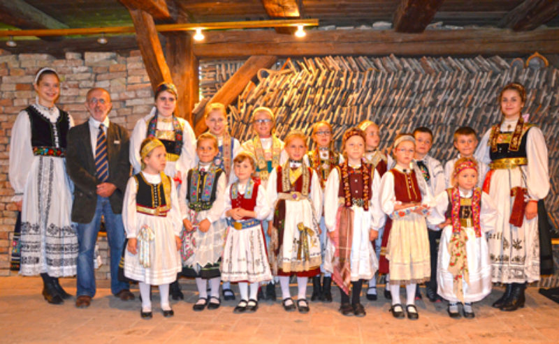 Die Kindertanzgruppe Biberach mit den Leiterinnen ...