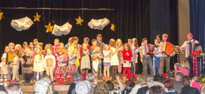 Die Kinder beim Singen fr den Nikolaus unter ...