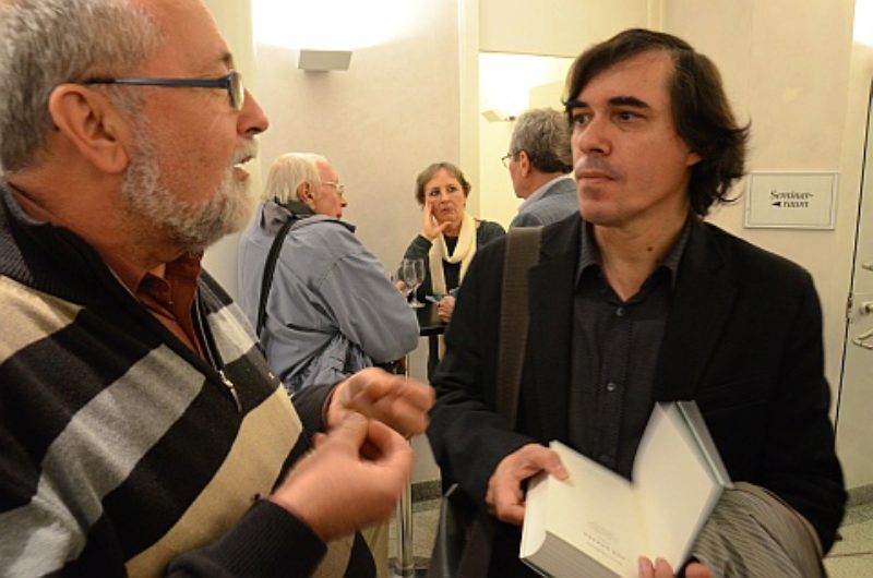 Mircea C&#259;rt&#259;rescu beim Signieren in ...