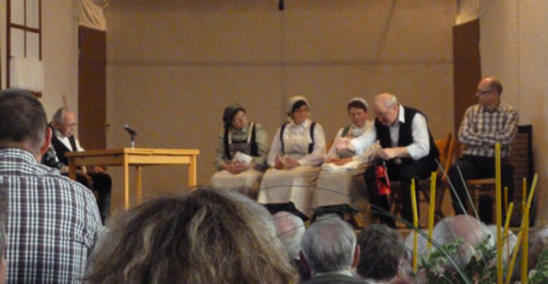 Szene aus dem schsischen Theater „Et kitt hiem“ ...