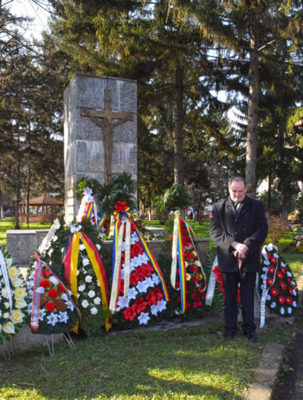 Erwin Josef &#538;igla vor dem Gedenkmal fr ...