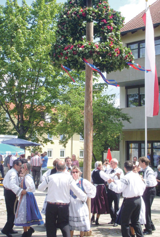 Die Tanzgruppe Dinkelsbhl beim Kronenfest in ...