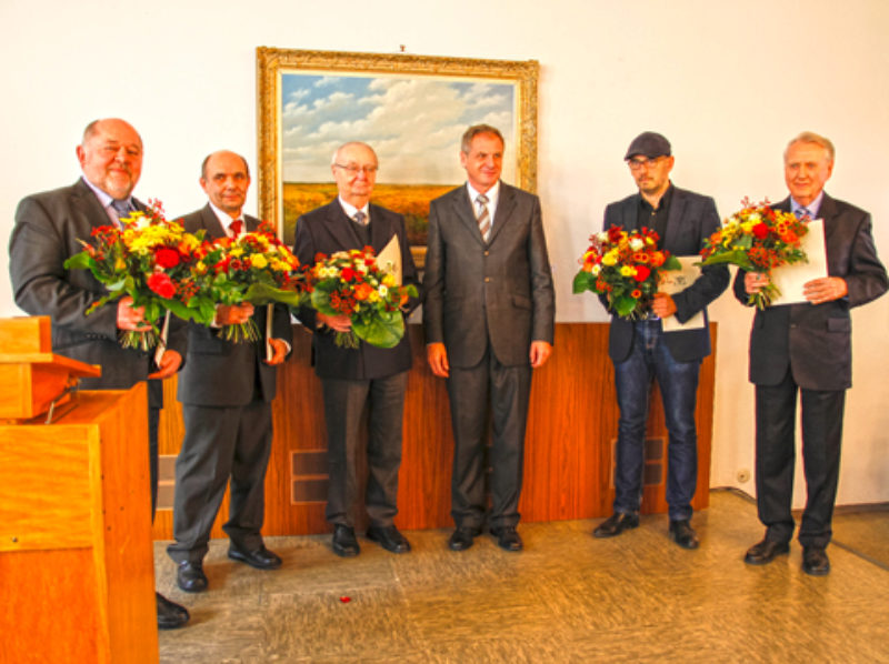 Innenminister Reinhold Gall (Mitte) mit den ...