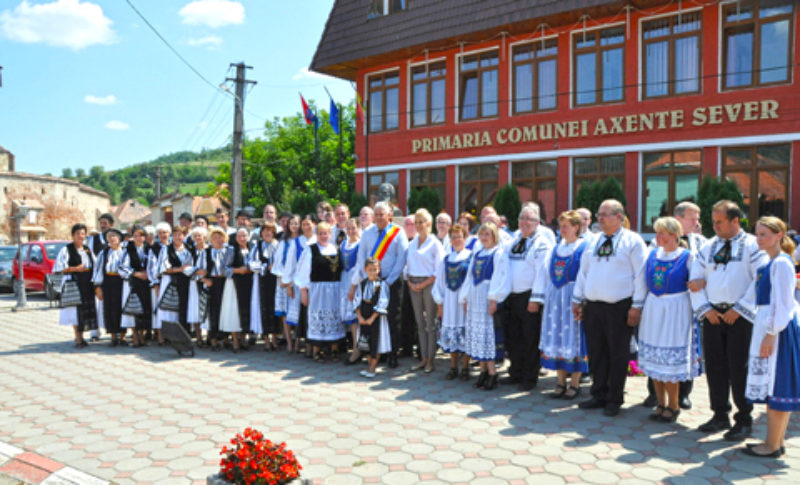 Teilnehmer des Heimattreffens vor dem Rathaus in ...