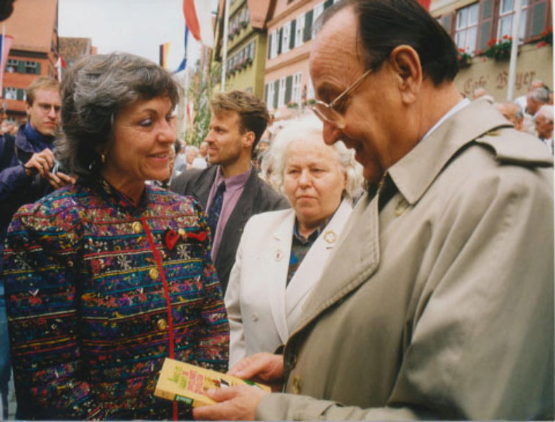 Anneli Ute Gabanyi berreicht beim Heimattag 1990 ...