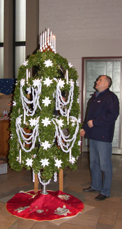 Erwin vor dem Lichtert in der St.-Andreas-Kirche ...