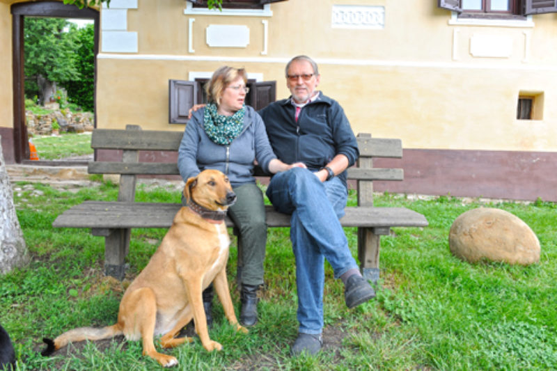 Gerhild und Dietmar Gross vor ihrem Haus in ...