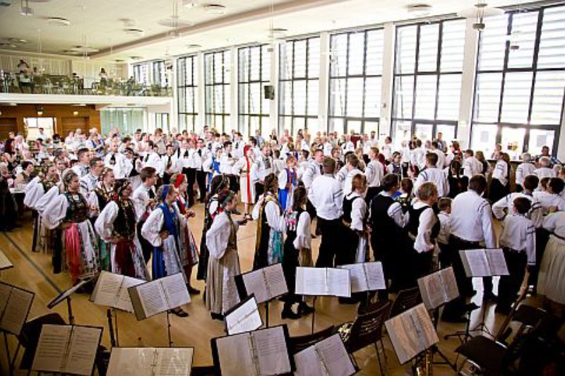 Aufmarsch der Trachtentrger. Foto: Rudi Vasic ...