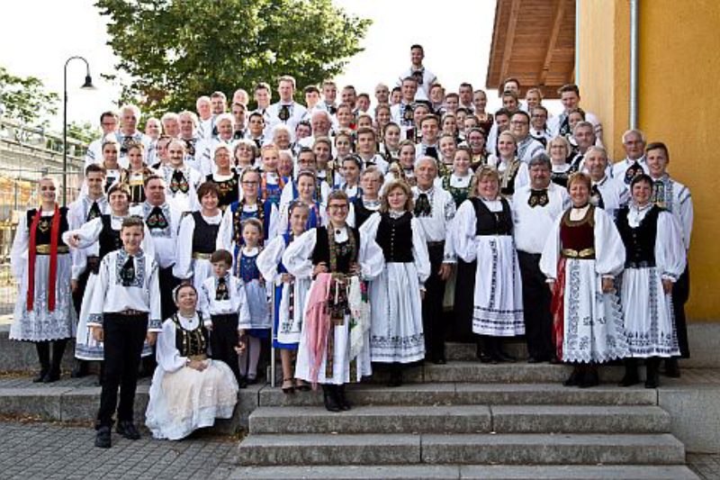 Gruppenbild der knapp 140 Trachtentrger vor der ...