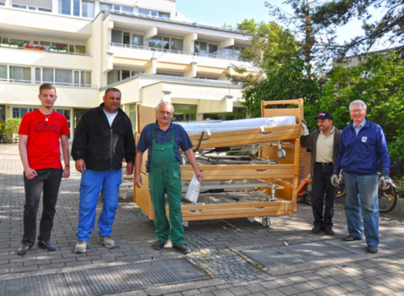 Beim Aufladen des Hilfstransports in Nrnberg, ...