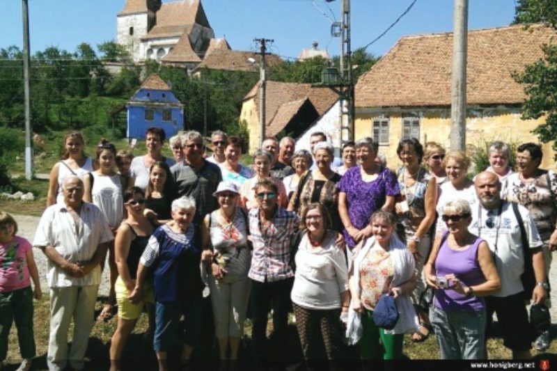 Gruppenbild der Honigberger mit Peter Maffay. ...