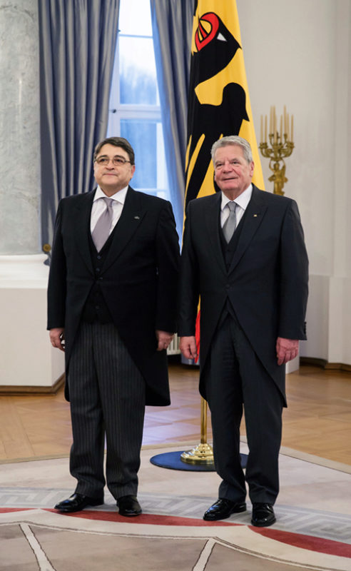 Emil Hurezeanu (links) wurde am 30. November 2015 ...