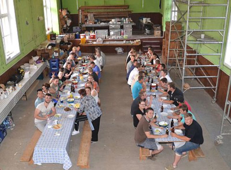 Die auszubildenden Handwerker beim Abendessen im ...