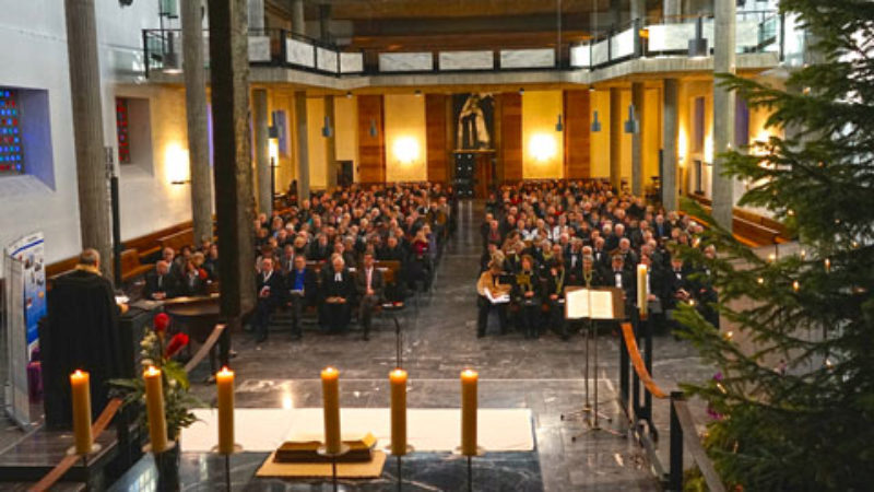 Blick in die vollbesetzte Stadkirche Karlsruhe ...