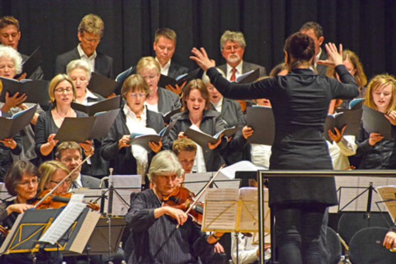 Chor und Orchester unter der Leitung von Erzsbet ...