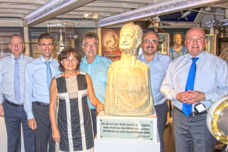 Gruppenbild mit Raumfahrtpionier im Hermann ...