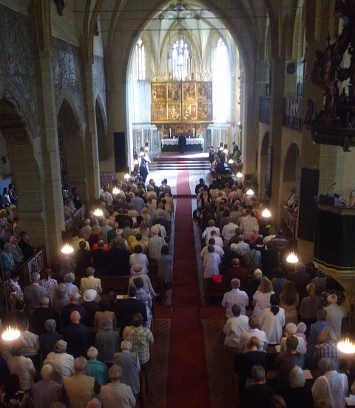 Festliche Stimmung beim Gottesdienst in der ...