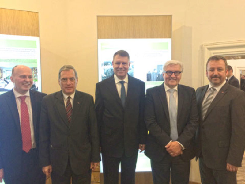 Frank-Walter Steinmeier (2. von rechts) besuchte ...