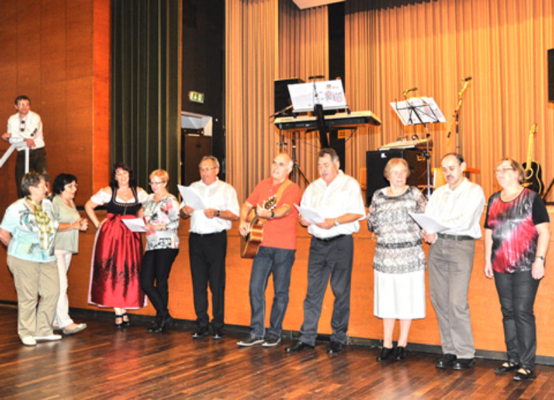 Die Streitforter Singgruppe sang beim Treffen ...